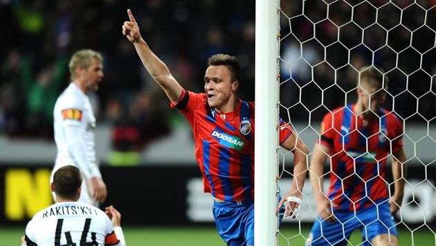 Útočník Viktorie Plzeň Stanislav Tecl oslavuje svůj gól na 1:0 v utkání se Šachtarem Doněck. Útočník Viktorie Plzeň Stanislav Tecl oslavuje svůj gól na 1:0 v utkání se Šachtarem Doněck.