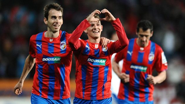 Fotbalisté Plzně Tomáš Hořava (vlevo) a Patrik Hrošovský oslavují čtvrtý gól Viktorie v duelu s Libercem. V pozadí je stoper Marián Čišovský. Fotbalisté Plzně Tomáš Hořava (vlevo) a Patrik Hrošovský oslavují čtvrtý gól Viktorie v duelu s Libercem. V pozadí je stoper Marián Čišovský.