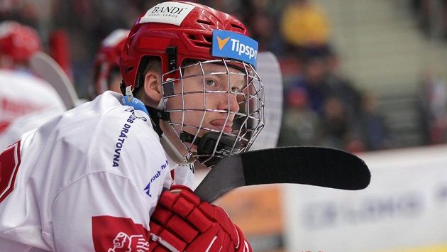 Útočník Jonáš Peterek z hokejového Třince, syn bývalého hráče a nynějšího sportovního ředitele klubu Jana Peterka. Útočník Jonáš Peterek z hokejového Třince, syn bývalého hráče a nynějšího sportovního ředitele klubu Jana Peterka.