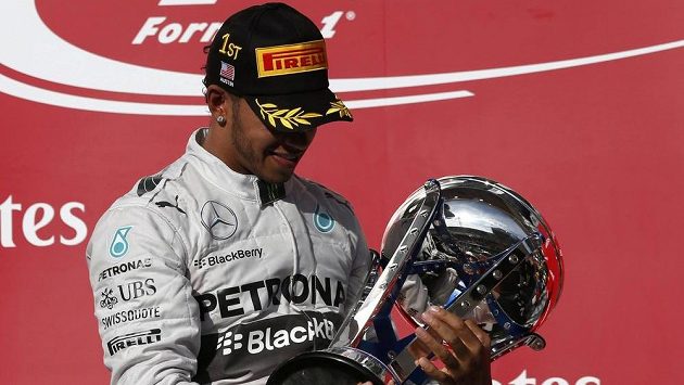 Lewis Hamilton s trofejí pro vítěze závodu v americkém Austinu. Lewis Hamilton s trofejí pro vítěze závodu v americkém Austinu.