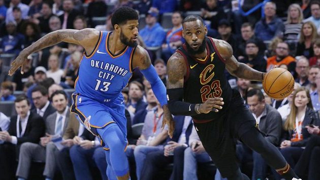 LeBrona Jamese (vpravo) z Clevelandu se snaží zastavit Paul George z Oklahomy. LeBrona Jamese (vpravo) z Clevelandu se snaží zastavit Paul George z Oklahomy.