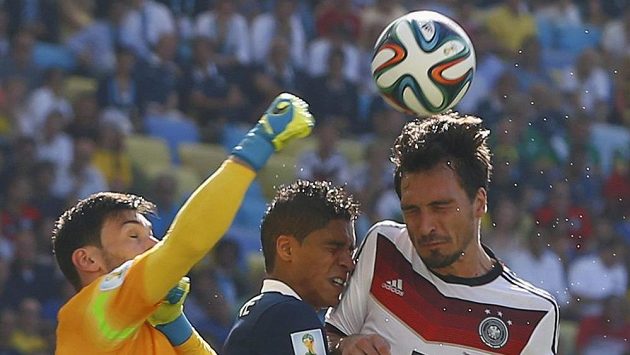 Francouzský brankář Hugo Lloris a jeho týmový kolega Raphael Varane (uprostřed) v souboji s Němcem Matsem Hummelsem. Francouzský brankář Hugo Lloris a jeho týmový kolega Raphael Varane (uprostřed) v souboji s Němcem Matsem Hummelsem.