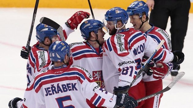 Čeští hokejisté Jakub Jeřábek (5), Milan Doudera, Petr Koukal, Tomáš Vincour (81) a Lukáš Radil (vpravo) se radují ze vstřelené branky na turnaji Channel One Cup v Moskvě proti Švédsku. Čeští hokejisté Jakub Jeřábek (5), Milan Doudera, Petr Koukal, Tomáš Vincour (81) a Lukáš Radil (vpravo) se radují ze vstřelené branky na turnaji Channel One Cup v Moskvě proti Švédsku.