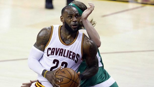 Basketbalista Clevelandu Cavaliers LeBron James (23) v třetím finále Východní konference proti Bostonu. Basketbalista Clevelandu Cavaliers LeBron James (23) v třetím finále Východní konference proti Bostonu.