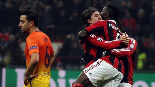Sulley Muntari (vpravo) se raduje se svými spoluhráči z AC Milán z gólu. Vpravo smutný Xavi z Barcelony. Sulley Muntari (vpravo) se raduje se svými spoluhráči z AC Milán z gólu. Vpravo smutný Xavi z Barcelony.