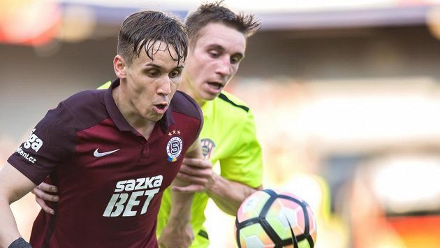 Bratrský duel. Josef Šural ze Sparty (vpředu) a Jakub Šural z Brna. Bratrský duel. Josef Šural ze Sparty (vpředu) a Jakub Šural z Brna.