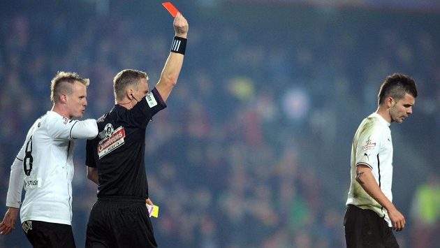 Rozhodčí Jech vylučuje plzeňského Michala Ďuriše v utkání 19. kola Gambrinus ligy na hřišti pražské Sparty. Rozhodčí Jech vylučuje plzeňského Michala Ďuriše v utkání 19. kola Gambrinus ligy na hřišti pražské Sparty.