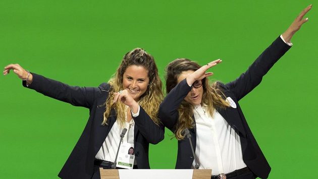 Italská snowboardistka Michela Moioliová (vlevo) a lyžařka Sofia Goggiová při finální prezentaci Milána a Cortiny coby kandidátských míst pro ZOH 2026. Italská snowboardistka Michela Moioliová (vlevo) a lyžařka Sofia Goggiová při finální prezentaci Milána a Cortiny coby kandidátských míst pro ZOH 2026.
