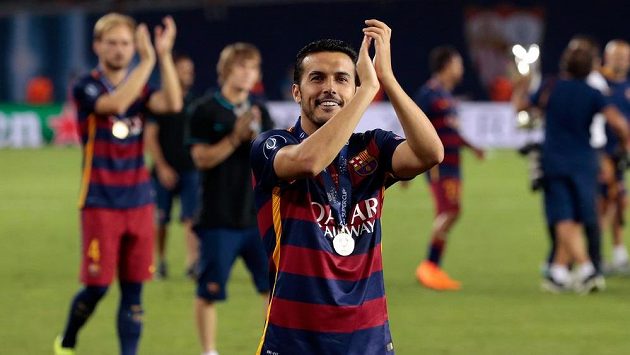 Pedro Rodríguez se loučí s fanoušky Barcelony s medailí na krku. Nadobro? Pedro Rodríguez se loučí s fanoušky Barcelony s medailí na krku. Nadobro?