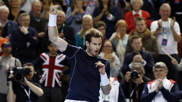 Brit Andy Murray se raduje z vítězství nad Taro Danielem z Japonska. Brit Andy Murray se raduje z vítězství nad Taro Danielem z Japonska.