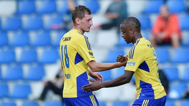 Střelec prvního gólu Dame Diop (vpravo) a Tomáš Hájek ze Zlína. Střelec prvního gólu Dame Diop (vpravo) a Tomáš Hájek ze Zlína.