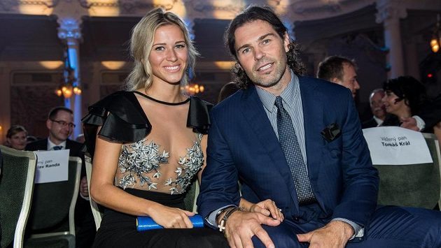 Jaromír Jágr a jeho partnerka Veronika Kopřivová během vyhlášení ankety Zlatá hokejka. Jaromír Jágr a jeho partnerka Veronika Kopřivová během vyhlášení ankety Zlatá hokejka.