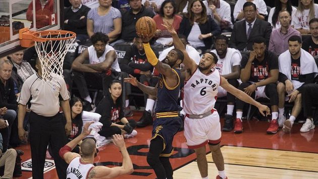 Kyrie Irving z Clevelandu skóruje během čtvrtého zápasu proti Torontu. Kyrie Irving z Clevelandu skóruje během čtvrtého zápasu proti Torontu.