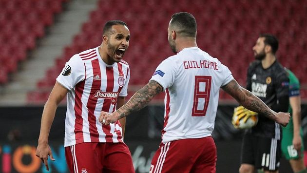 Fotbalisté Olympiakosu slaví gól v utkání Evropské ligy proti Wolverhamptonu, jež se ještě stačilo odehrát před prázdným hledištěm. Fotbalisté Olympiakosu slaví gól v utkání Evropské ligy proti Wolverhamptonu, jež se ještě stačilo odehrát před prázdným hledištěm.