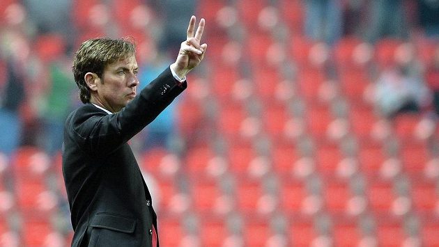 Trenér Slavie Alex Pastoor diriguje své svěřence v utkání se Znojmem. Trenér Slavie Alex Pastoor diriguje své svěřence v utkání se Znojmem.