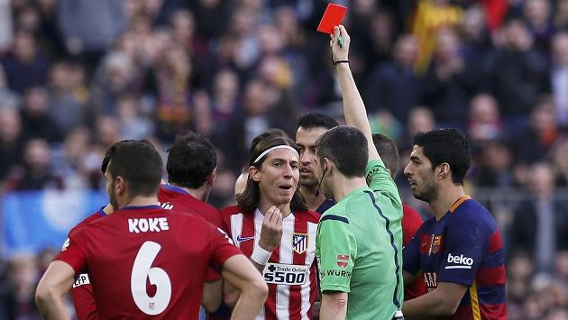 Obránce Atlétika Madrid Filipe Luís dostává po faulu na Lionela Messiho červenou kartu. Obránce Atlétika Madrid Filipe Luís dostává po faulu na Lionela Messiho červenou kartu.