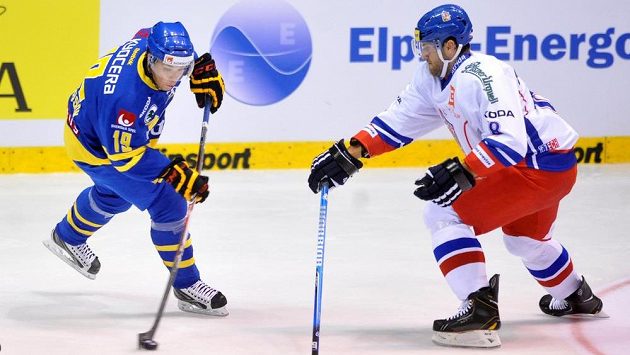 Švéd Viktor Arvidsson (vlevo) se snaží prosadit přes Ivana Rachůnka. Švéd Viktor Arvidsson (vlevo) se snaží prosadit přes Ivana Rachůnka.
