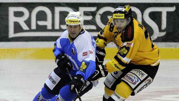 Plzeňský kapitán Martin Straka (vlevo) a Robin Hanzl z Litvínova v utkání 5. kola Tipsport extraligy. Plzeňský kapitán Martin Straka (vlevo) a Robin Hanzl z Litvínova v utkání 5. kola Tipsport extraligy.