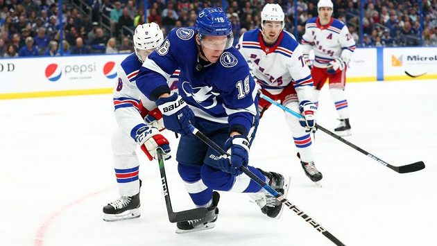 Útočník Tampy Bay Ondřej Palát (18) bráněný Jacobem Troubou (8) z New Yorku Rangers. Útočník Tampy Bay Ondřej Palát (18) bráněný Jacobem Troubou (8) z New Yorku Rangers.