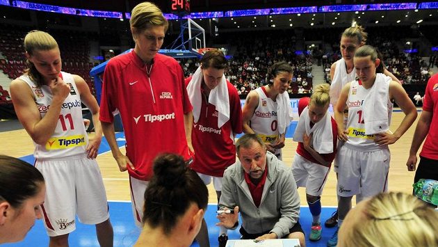 Trenér české basketbalové reprezentace Lubor Blažek udílí pokyny svým svěřenkyním. Trenér české basketbalové reprezentace Lubor Blažek udílí pokyny svým svěřenkyním.