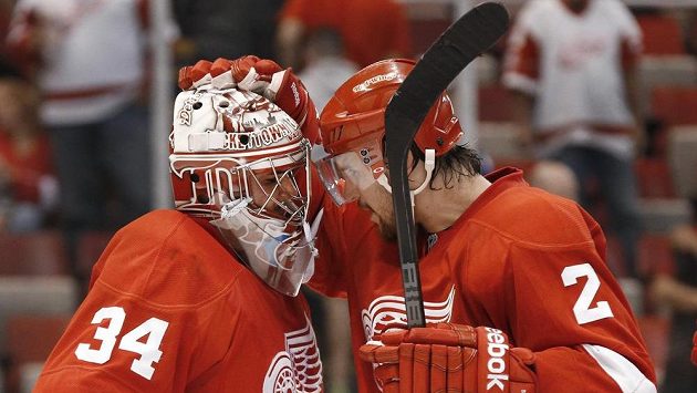 Brankář Detroitu Red Wings slaví se spoluhráčem Brendanem Smithem vítězství nad Torontem. Brankář Detroitu Red Wings slaví se spoluhráčem Brendanem Smithem vítězství nad Torontem.