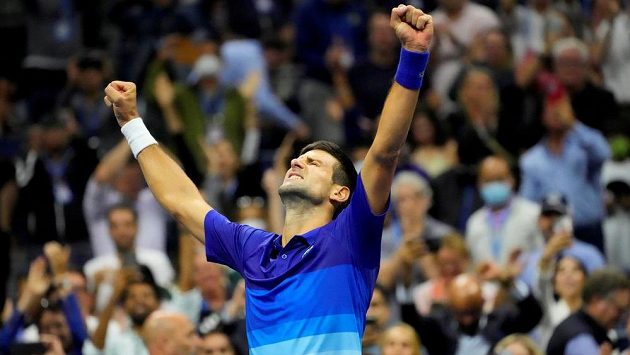 Triumfální gesto Novaka Djokoviče po postupu do finále US Open. Triumfální gesto Novaka Djokoviče po postupu do finále US Open.