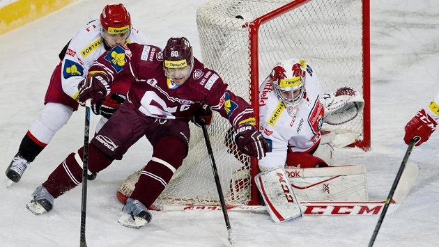 Kapitán Sparty Tomáš Rolinek před brankářem Hradce Králové Ondřejem Kacetlem. Kapitán Sparty Tomáš Rolinek před brankářem Hradce Králové Ondřejem Kacetlem.