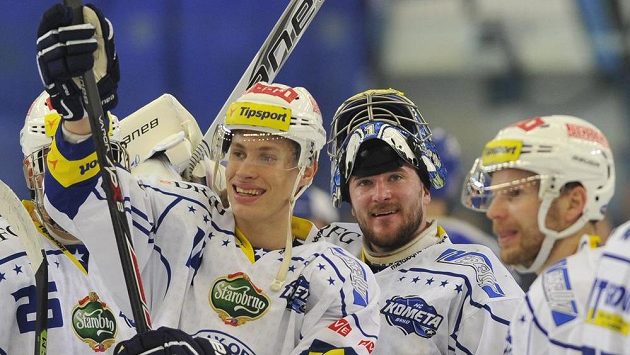 Útočník Komety Petr Mrázek (vlevo) a brankář Marek Čiliak slaví postup do semifinále play off extraligy. Útočník Komety Petr Mrázek (vlevo) a brankář Marek Čiliak slaví postup do semifinále play off extraligy.