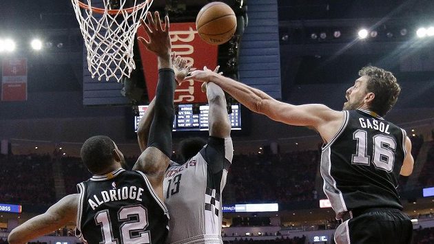 Basketbalisté San Antonia Spurs vyhráli v play off NBA na palubovce Houstonu 114:75 a slaví postup do další fáze soutěže. Pro Houston sezóna skončila Basketbalisté San Antonia Spurs vyhráli v play off NBA na palubovce Houstonu 114:75 a slaví postup do další fáze soutěže. Pro Houston sezóna skončila