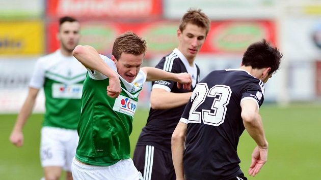 Budějovičtí fotbalisté (zprava) Jaroslav Machovec a Martin Chrien se snaží si poradit s janem Kopicem z Jablonce. Budějovičtí fotbalisté (zprava) Jaroslav Machovec a Martin Chrien se snaží si poradit s janem Kopicem z Jablonce.