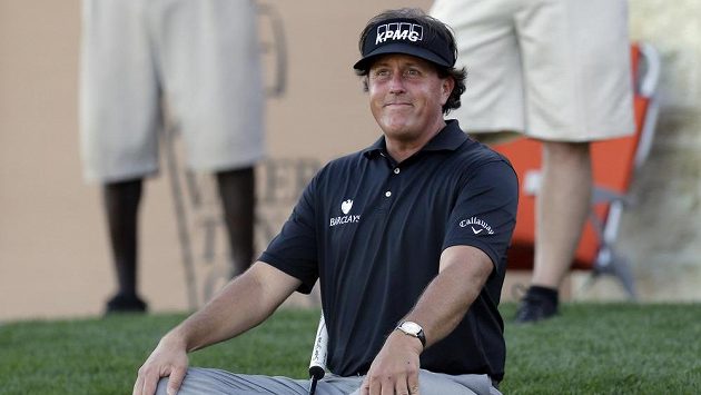 Phil Mickelson musel kvůli zranění z Texas Open golf tournament odstoupit. Phil Mickelson musel kvůli zranění z Texas Open golf tournament odstoupit.