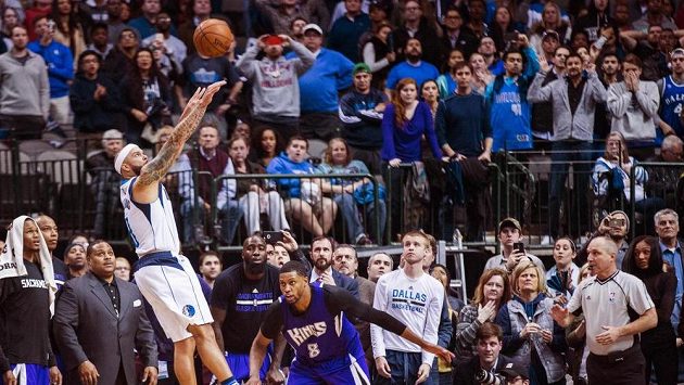 Deron Williams z Dallasu střílí v poslední vteřině zápasu se Sacramentem rozhodující trojku. Deron Williams z Dallasu střílí v poslední vteřině zápasu se Sacramentem rozhodující trojku.