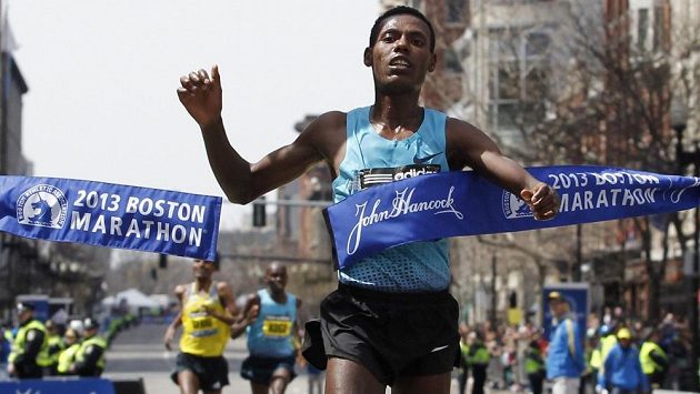 Etiopský vytrvalec Lelisa Desisa protíná cílovou pásku na Bostonském maratónu. Etiopský vytrvalec Lelisa Desisa protíná cílovou pásku na Bostonském maratónu.