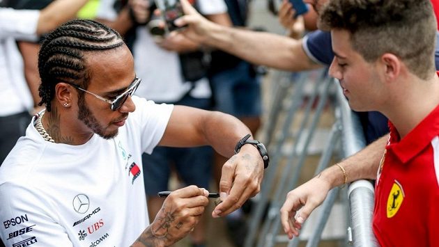 Lewis Hamilton je oblíbený u fanoušků Ferrari. Lewis Hamilton je oblíbený u fanoušků Ferrari.