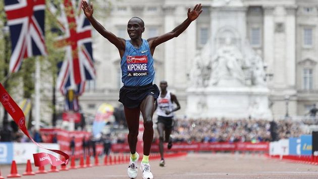 Keňský běžec Eliud Kipchoge ovládl Londýnský maratón. Keňský běžec Eliud Kipchoge ovládl Londýnský maratón.