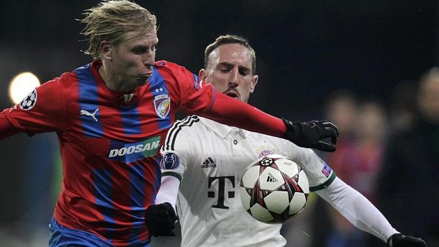 Plzeňský František Rajtoral bojuje o míč se záložníkem Bayernu Franckem Ribérym (v bílém). Plzeňský František Rajtoral bojuje o míč se záložníkem Bayernu Franckem Ribérym (v bílém).