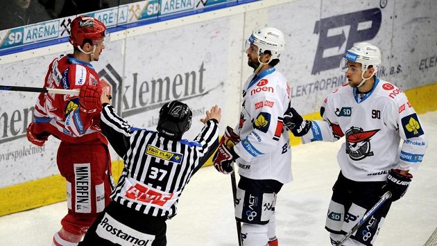 Zleva útočník Třince Marek Růžička a chomutovští obránci Brett Skinner a Jan Rutta. Zleva útočník Třince Marek Růžička a chomutovští obránci Brett Skinner a Jan Rutta.