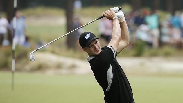 Německý golfista Martin Kaymer během druhého kola US Open. Německý golfista Martin Kaymer během druhého kola US Open.