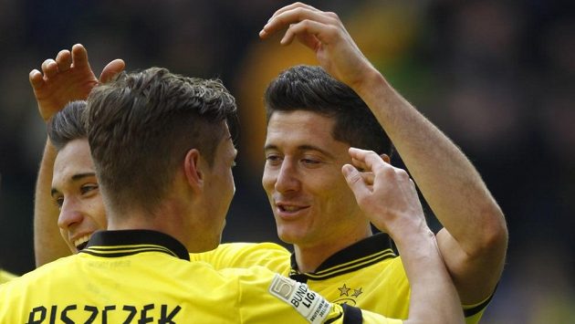 Fotbalisté Dortmundu Moritz Leitner (vlevo), Lukasz Piszczek a Robert Lewandowski se radují z gólu. Fotbalisté Dortmundu Moritz Leitner (vlevo), Lukasz Piszczek a Robert Lewandowski se radují z gólu.