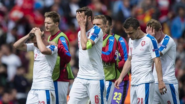 Smutní eští fotbalisté (zleva v bílém) Vladimír Darida, Tomáš Sivok, David Lafata a David Limberský po prohraném utkání se Španělskem. Smutní eští fotbalisté (zleva v bílém) Vladimír Darida, Tomáš Sivok, David Lafata a David Limberský po prohraném utkání se Španělskem.