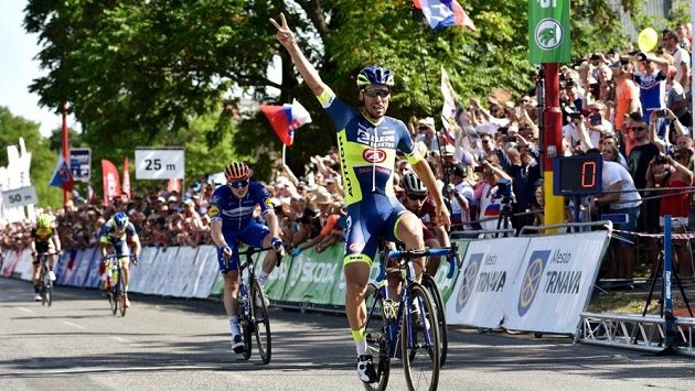 František Sisr vítězně projíždí cílem mistrovství České republiky v silniční cyklistice. František Sisr vítězně projíždí cílem mistrovství České republiky v silniční cyklistice.
