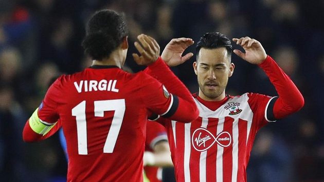 Fotbalisté Southamptonu Virgil van Dijk (vlevo) and Maja Jošida se radují z vítězství nad Interem. Fotbalisté Southamptonu Virgil van Dijk (vlevo) and Maja Jošida se radují z vítězství nad Interem.