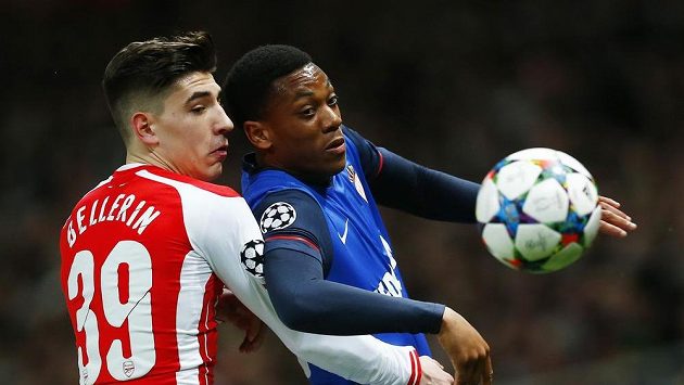 Fotbalista Monaka Anthony Martial a Hector Bellerin z Arsenalu v souboji v úvodním duelu osmifinále Ligy mistrů. Fotbalista Monaka Anthony Martial a Hector Bellerin z Arsenalu v souboji v úvodním duelu osmifinále Ligy mistrů.