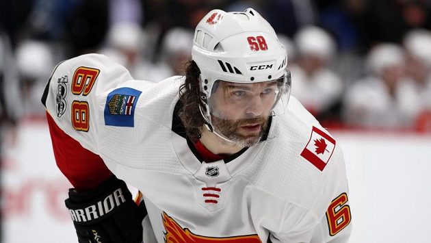 Jaromír Jágr z Calgary na snímku z utkání s Coloradem. Jaromír Jágr z Calgary na snímku z utkání s Coloradem.