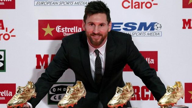 Barcelonský Lionel Messi pózuje se svojí sbírkou Zlatých kopaček- Barcelonský Lionel Messi pózuje se svojí sbírkou Zlatých kopaček-
