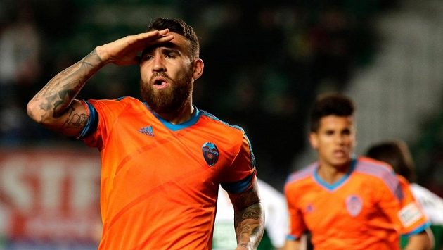 Argentinský fotbalista Nicolas Otamendi (vlevo). Argentinský fotbalista Nicolas Otamendi (vlevo).