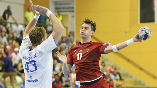 Maxim Michalin z Ruska (vlevo) brání, český hráč Stanislav Kašpárek se naopak chystá vystřelit v úvodním utkání play off kvalifikace mistrovství světa házenkářů. Češi vyhráli o gól, čeká je však odveta v Rusku. Maxim Michalin z Ruska (vlevo) brání, český hráč Stanislav Kašpárek se naopak chystá vystřelit v úvodním utkání play off kvalifikace mistrovství světa házenkářů. Češi vyhráli o gól, čeká je však odveta v Rusku.