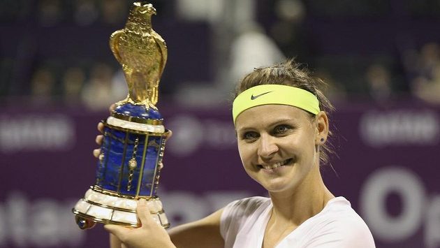 Lucie Šafářová s trofejí pro vítězku turnaje v Dauhá. Lucie Šafářová s trofejí pro vítězku turnaje v Dauhá.
