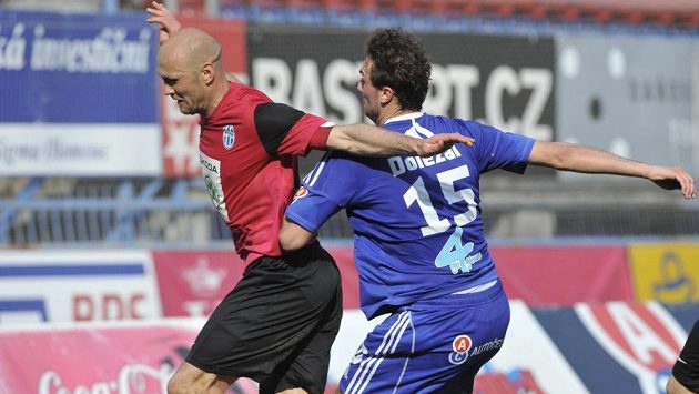 Petr Johana z Mladé Boleslavi (vlevo) a Martin Doležal z Olomouce v utkání 24. kola Gambrinus ligy. Petr Johana z Mladé Boleslavi (vlevo) a Martin Doležal z Olomouce v utkání 24. kola Gambrinus ligy.