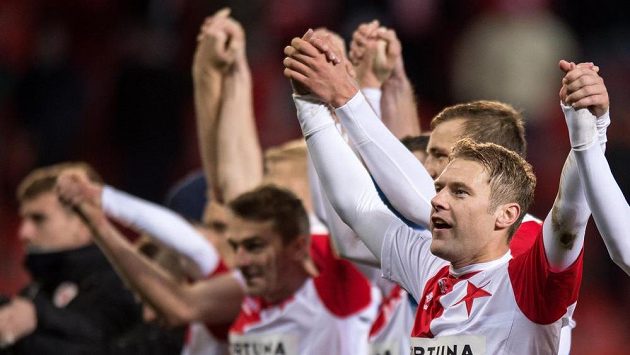 Karel Piták a jeho spoluhráči ze Slavie děkují fanouškům po výhře nad Příbramí. Karel Piták a jeho spoluhráči ze Slavie děkují fanouškům po výhře nad Příbramí.